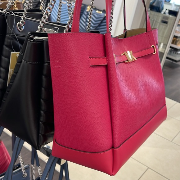 MICHAEL KORS
Reed Large Leather Belted Satchel Shoulder Handbag
Electric Pink - Picture 3 of 16